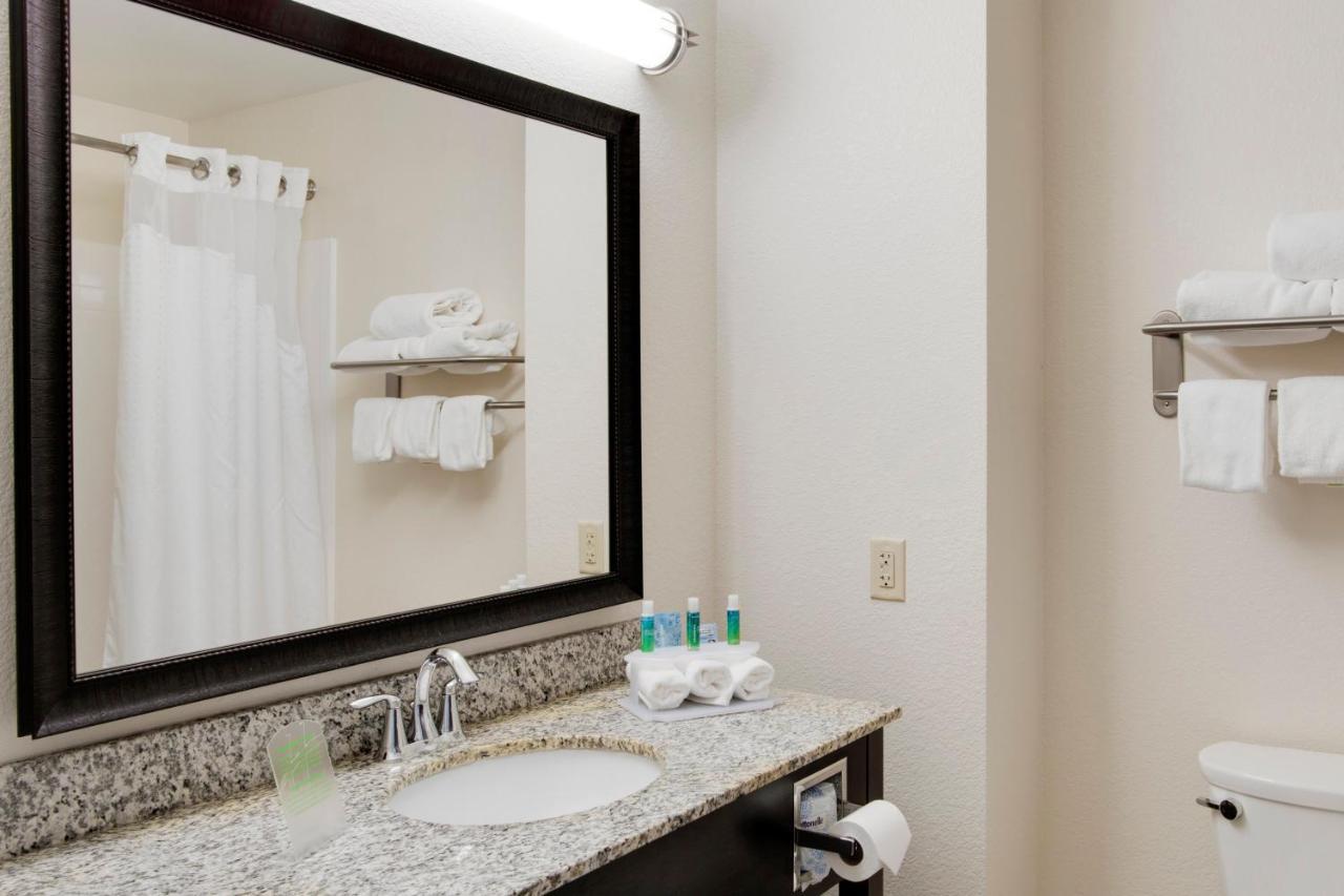 Holiday Inn Express & Suites Nevada By Ihg Номер фото